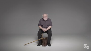 Πώς ο Danny DeVito τρώει ένα αυγό ενώ παράλληλα λέει τα λόγια του σε μια σκηνή του Μπρόντγουεϊ