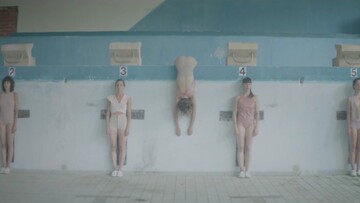 Χορεύοντας σε μία άδεια πισίνα