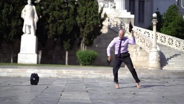 Ο Μελ δεν κωλώνει να χορέψει στη μέση του δρόμου στο κέντρο της Αθήνας