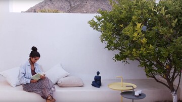 Η ταλαντούχα αρχιτέκτονας Ηλιάνα Κερεστετζή ξεναγεί το Monocle σε ένα ωραίο σπίτι στη Σέριφο