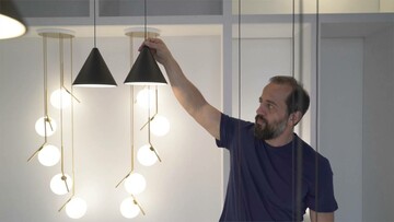 Ο Κύπριος σχεδιαστής φωτιστικών Μάικλ Αναστασιάδης εξυμνεί τον ταπεινό, ηλεκτρικό λαμπτήρα