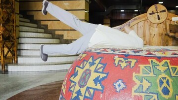 Βουτιά με το κεφάλι σε έναν παραδοσιακό φούρνο της Γεωργίας που καίει
