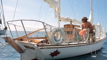Ζώντας μέσα σε μια μικρή ξύλινη βάρκα