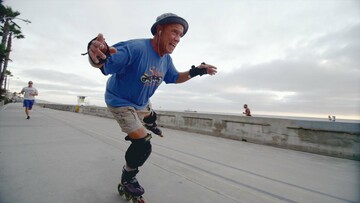 Slomo: Πατινάροντας με roller blades κατά μήκος της παραλίας του Σαν Ντιέγκο