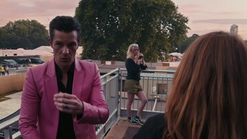 Ακολουθώντας τον frontman των The Killers λίγο πριν βγει στην σκηνή