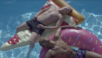 Σαν ένα είδωλο στην πισίνα