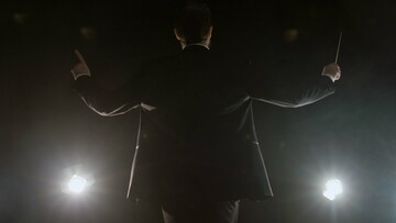 Η χειρουργική ακρίβεια των κινήσεων ενός διευθυντή ορχήστρας σε ένα εντυπωσιακό video