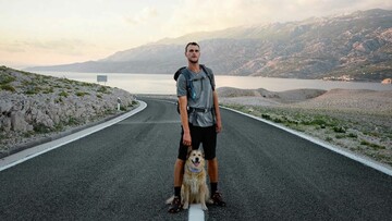Γιατί αυτός ο άνθρωπος κάνει τον γύρο του πλανήτη περπατώντας με τον σκύλο του;