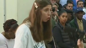 Μια γυναίκα που δε διστάζει να τα βάλει με τον Ντόναλντ Τραμπ και τις πολιτικές του