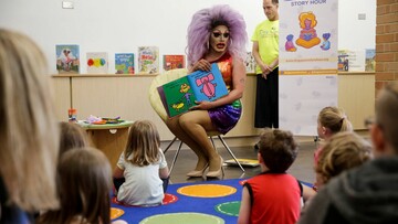 Οι drag queens διαβάζουν παραμύθια σε παιδιά