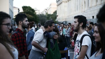 Άγνωστοι μεταξύ τους άνθρωποι μαζεύτηκαν στα Προπύλαια και κοιτάχτηκαν στα μάτια