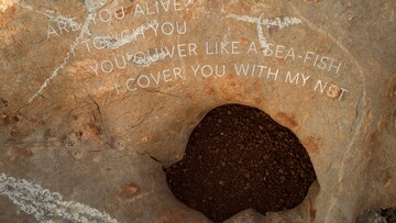Η Jenny Holzer σμιλεύει τα ρητά της στους βράχους της Ίμπιζα