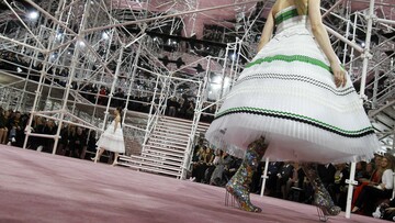 Πώς φτιάχνεται ένα φόρεμα Dior;
