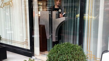 Πίσω από την κουρτίνα.