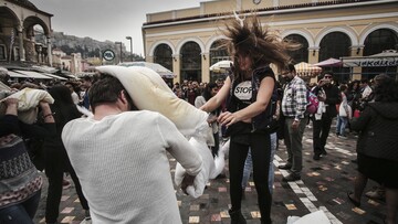 Αθηναίοι και Θεσσαλονικείς μάχονται με μαξιλάρια για την Παγκόσμια Ημέρα Μαξιλαροπόλεμου