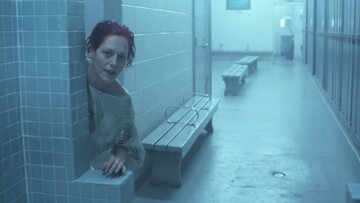 Μια αγαπημένη κινηματογραφίστρια των σινεφίλ εφορμά μέσα στα γυναικεία αποδυτήρια