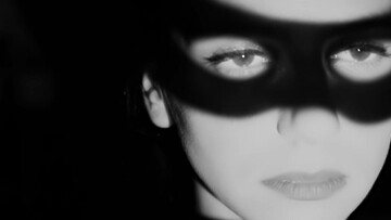 Ο πειρασμός μιας σέξι κλέφτρας κοσμημάτων