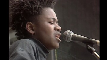 Kαι το τρίτο κλιπ της Tracy Chapman που δεν υπάρχει στο YouTube: Talkin' Bout A Revolution