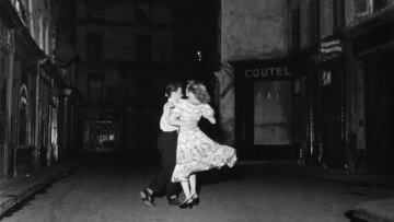 Ο φωτογράφος της "Πόλης του Έρωτα" Robert Doisneau σε μία εντυπωσιακή έκθεση στο Βερολίνο