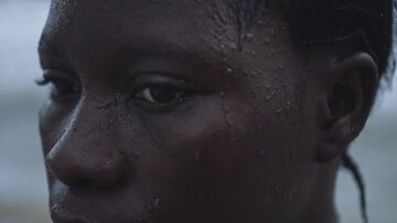 Ενα εκατομμύριο κύματα: Στη Σιέρα Λεόνε η μόνη γυναίκα σέρφερ λέει την πικρή ιστορία της