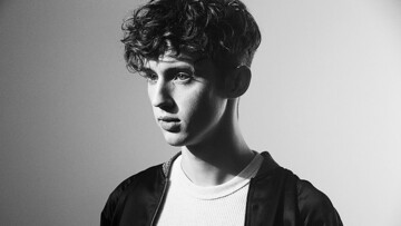 H χαριτωμένη προθέρμανση του Troye Sivan πριν από live