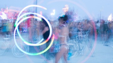 Το ειρηνικό πάθος και η ψυχεδέλεια του Burning Man Festival σε μια έκθεση στην Αθήνα