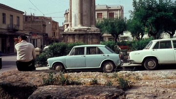 Συναρπαστικές έγχρωμες φωτογραφίες στους δρόμους της Αθήνας του 1966