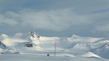 Μια νεράιδα εξερευνά το λαβύρινθο μιας εγκαταλελειμμένης ναυτικής βάσης στην Αρκτική