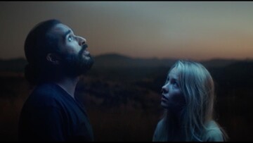 Επιβιώνοντας σ' έναν σκιώδη δυσοίωνο κόσμο