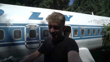 Ζώντας μέσα σε ένα παλιό μπόινγκ της Ολυμπιακής στη μέση του δάσους