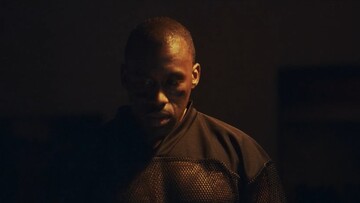 Ένας άντρας σε κρίση συναντά τον φύλακα άγγελό του