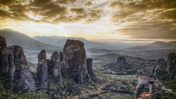 Tα Μετέωρα από ψηλά. Τι υπερθέαμα!