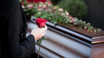 Μια νέα οικολογική λύση ταφής που, όμως, δημιουργεί προβληματισμό