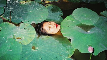 O Ren Hang εκδίδεται απ' τον Taschen, ωμός και ερωτικός όπως πάντα (ΝSFW)