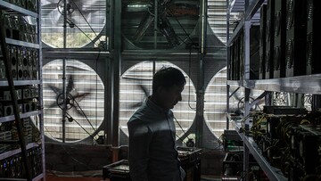 Μέσα στα τεράστια και απομονωμένα «ορυχεία» bitcoin της Κίνας