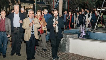 100 Ρουμελιώτες ξεχύθηκαν με κλαρίνα στους δρόμους του Βύρωνα