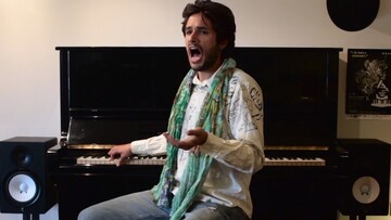 O Γιάννης Νιάρρος σε ένα πρωτότυπο μουσικό stand-up