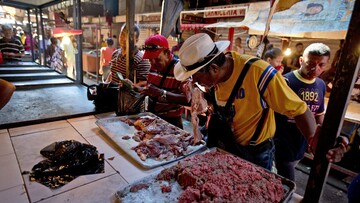 Στη Βενεζουέλα αγοράζουν σάπιο κρέας για να σιτιστούν