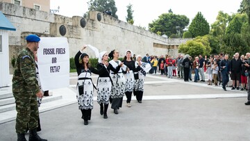 Τι δουλειά έχουν οι Καραγκούνες στο Σύνταγμα;