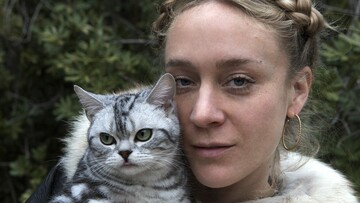 Η Chloë Sevigny μιλάει για την ταινία που γύρισε με ένα 7χρονο κορίτσι και πέντε γάτες
