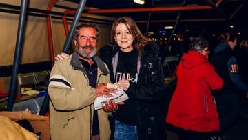 Η «Παρέα» μαγειρεύει στους άστεγους του λιμανιού του Πειραιά τα βράδια της Κυριακής