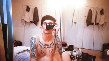 Oι φίλοι του Ryan McGinley φωτογραφίζονται γυμνοί μπροστά στον καθρέφτη (NSFW)
