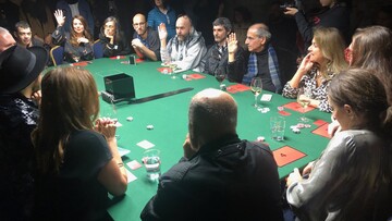 Όλη η υπεροψία της ελληνικής εικαστικής σκηνής καθισμένη γύρω από ένα τραπέζι