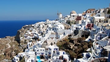 Ο συνδυασμός του λευκού και του μπλε στις Κυκλάδες επιβλήθηκε από τον Ιωάννη Μεταξά