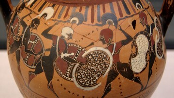 Μορφές ενός αρχαιοελληνικού αγγείου ζωντανεύουν και μπαίνουν στη μάχη