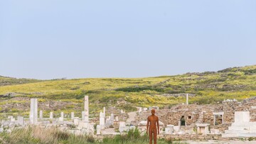 «Sight»: Επισκεφθήκαμε την εικαστική εγκατάσταση του Βρετανού γλύπτη Άντονι Γκόρμλεϊ στη Δήλο