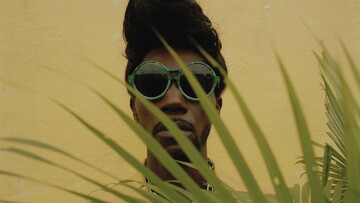 Ο Baloji σατιρίζει τη μοντέρνα κοινωνία των «ζόμπι» των κινητών στο καινούριο του βίντεο