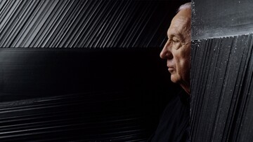 Ο σπουδαίος Γάλλος ζωγράφος Pierre Soulages πίσω από το μαύρο