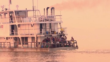 Ένα ταξίδι στο ποτάμι του Κονγκό όταν ο ήλιος δύει