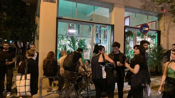 10 μαγαζιά της Ζωοδόχου Πηγής στα Εξάρχεια γίνονται γκαλερί για μια ομαδική έκθεση